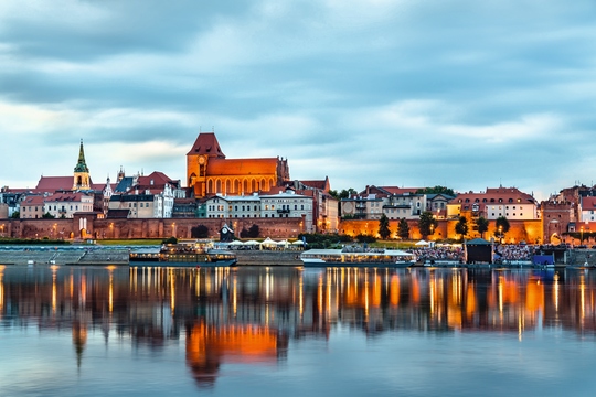 Toruń – panorama wieczorna na Stare Miasto z drugiego brzegu Wisły