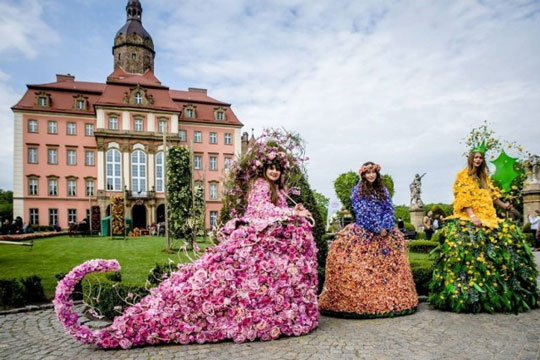 Ksiaz castle, women in flower dresses 