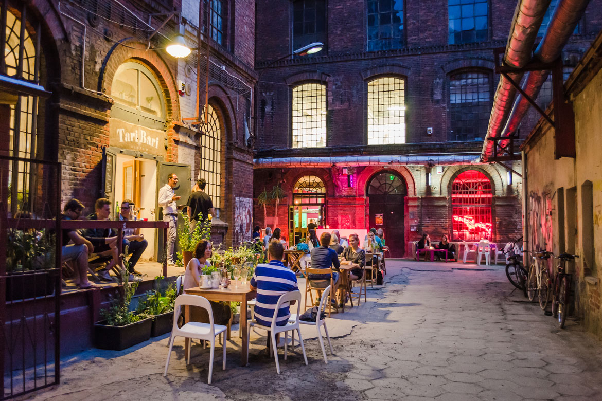 People eating outside OFF Piotrkowska