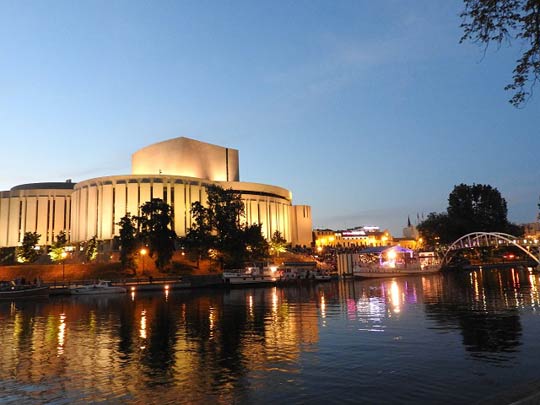 運河のある街 世界遺産｜アムステルダムのシンゲル運河内の17世紀の環状運河