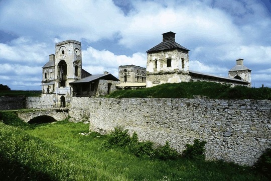 크시슈토푸르(Krzyżtopór) 성