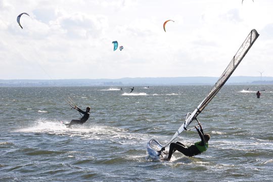 Windsurfing, fyrtorn, nudister och helvete