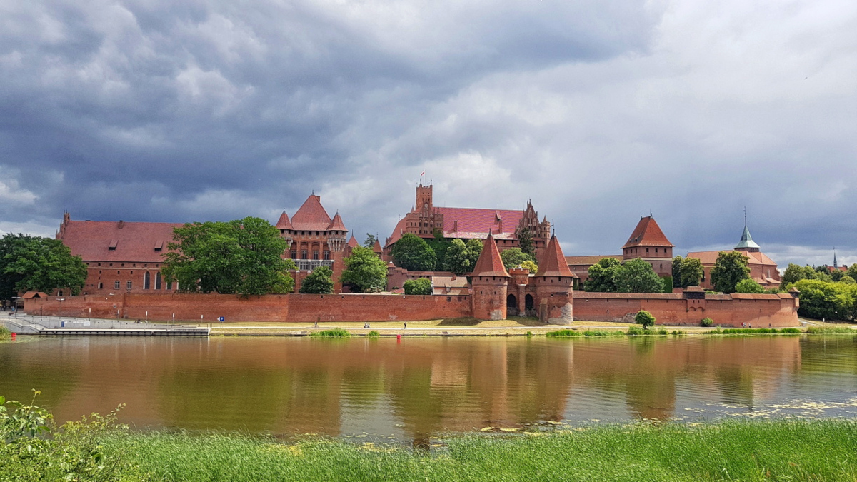 malbork-castle-in-poland_2eea7b34-xl_1200x675.jpg