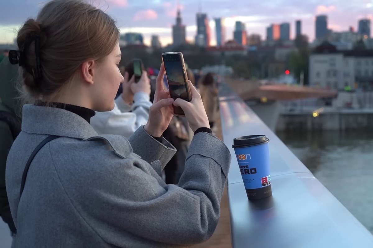 Ny gångbro över floden Vistula i Warszawa